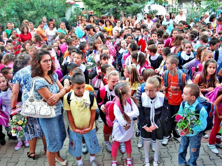 Shkollat hapin sot dyert, 33 mijë nxënës ulen për herë të parë në banka