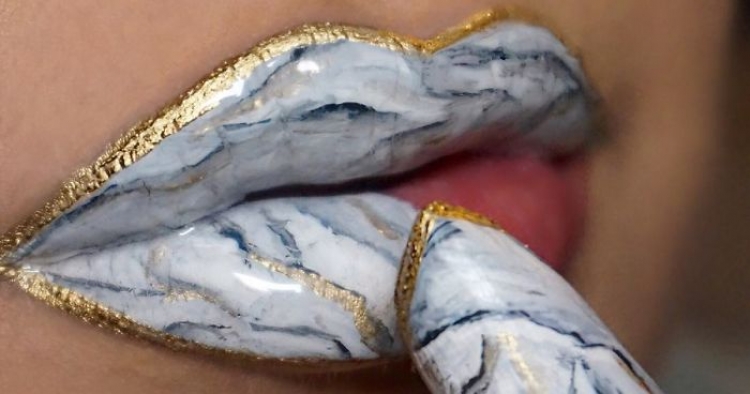 Hipnotizues! Trendi më i ri i buzëve është prej mermeri [FOTO]