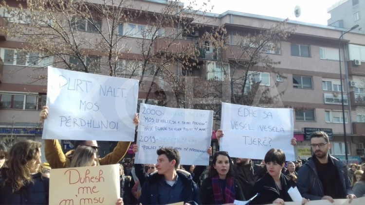 Përdhunimi i 16-vjeçares, Kosova në protestë: Në luftë na dhunuan serbët, sot policët tanë