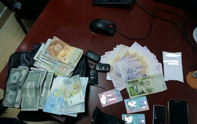 Gjirokastër, 400 euro për një person, arrestohen dy policë kufitarë