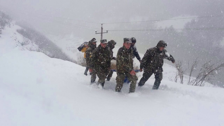 Tri orë në këmbë në dëborë, FA shpëton gruan e izoluar në Kukës [FOTO]