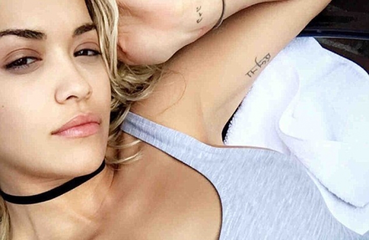 Rita Ora tregon gjoksin në Snapchat. Padashje! [FOTO]