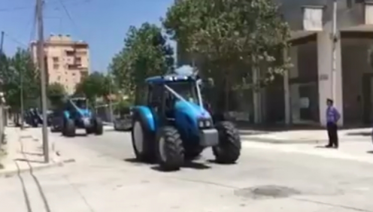 Në Fier e marrin nusen me eskortë traktorësh [VIDEO]
