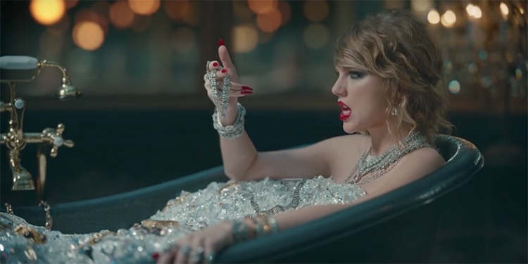 Taylor Swift publikon klipin e errët të këngës 