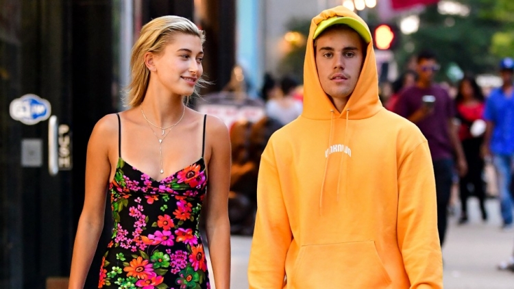 Bukur në ngjyrën rozë, çifti Bieber – Baldwin bëjnë kombinimin perfekt me ngjyrën e flokëve të modeles