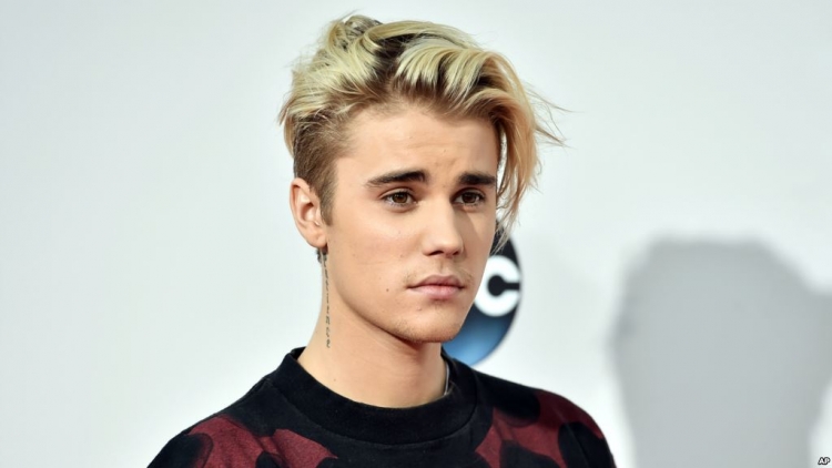 Justin Bieber feston 22-vjetorin në një shpellë