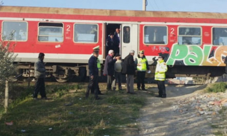 Del nga shinat treni me pasagjerë i linjës Durrës-Fier, dyshohet se...