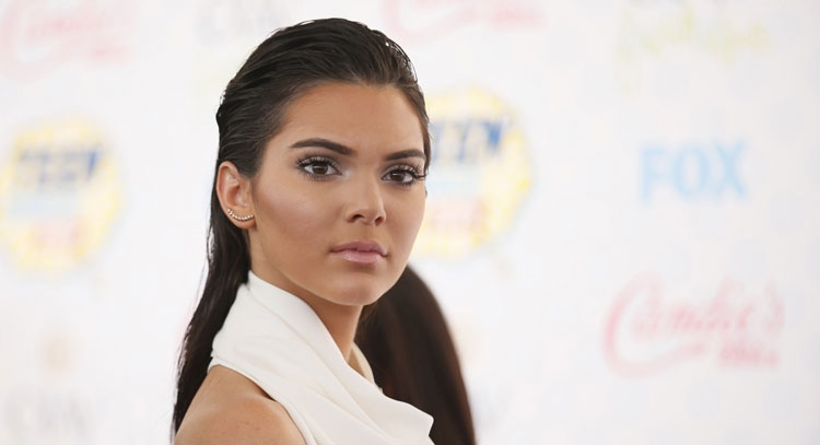 Çfarë ka ndodhur me këmbën e Kendall Jenner? [FOTO]