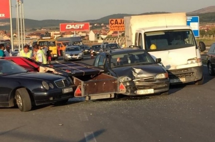 4 automjete përfshihen në një aksident në Qafë Thanë
