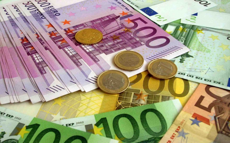 Euro thyen rekordin e 11 viteve në Shqipëri. Mësoni me sa këmbehet