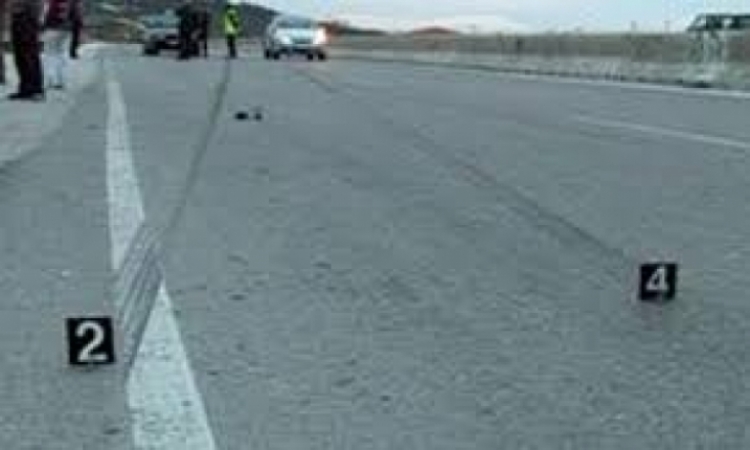 Aksident në Laç, makina përplas për vdekje një grua