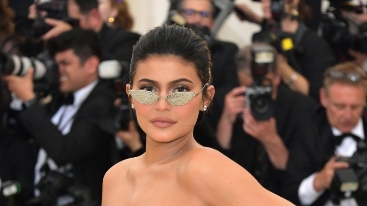 Kylie Jenner rrëmben vëmendjen e publikut me ‘look-un’ dhe mesazhin e saj [FOTO]