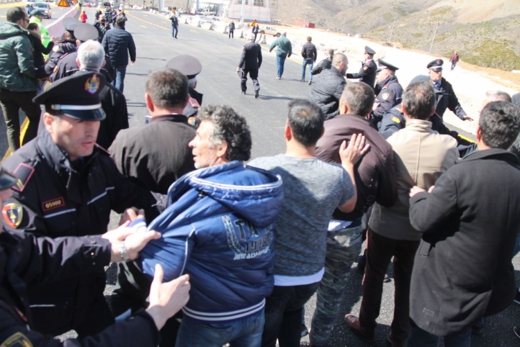 Përplasja mes policisë dhe protestuesve në rrugën e Kombit, raportohet për 3 të plagosur