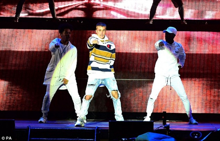 Fansat “kryqëzojnë” Justin Bieber për performancën e tij në Londër [FOTO]