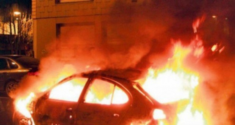 Panik te qytetarët, makina shpërthen në flakë në mes të rrugës te ''Zogu i Zi'' [VIDEO]