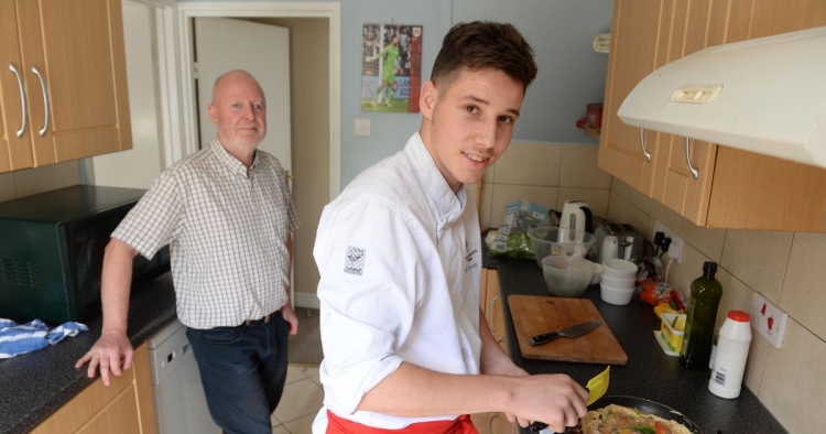 HISTORI/ 18 vjeçari shqiptar një ndër kuzhinierët më të mirë të Britanisë, nuk i jepet leje qëndrim