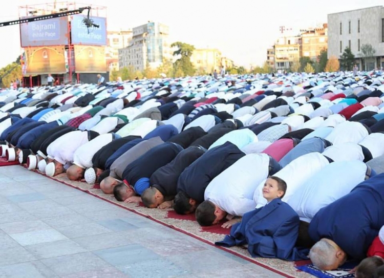 Besimtarët muslimanë falen në sheshin e ri [VIDEO]