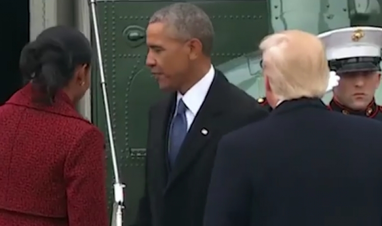 Ja momenti kur Trump përcjell për herë të fundit Barack dhe Michelle Obama! [VIDEO]