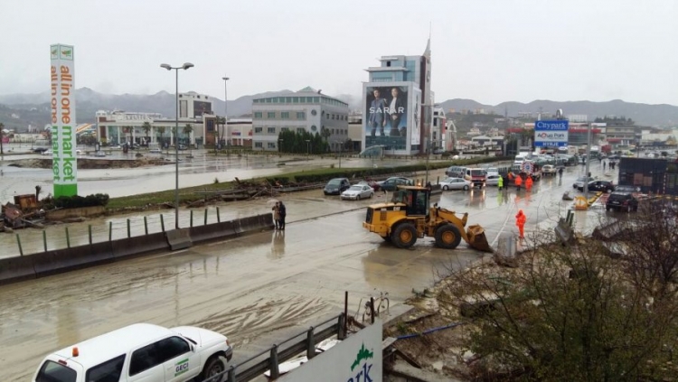 Pamje nga përmbytja e autostradës Tiranë-Durrës [VIDEO]