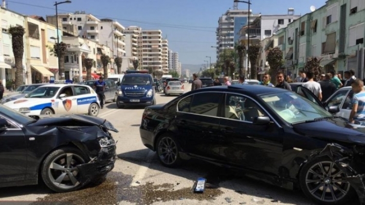 Vlorë, arrestohet Taulant Rakipi 30-vjeç pasi drejtonte në gjendje të dehur automjetin tip “Jeep” aksidentoi 3 automjete të tjera tek “rrethrotullimi i Çoles”