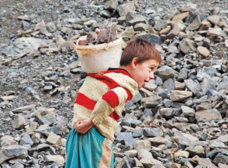 Raporti: Fëmijët në Shqipëri ‘skllevër’ të punës së rëndë