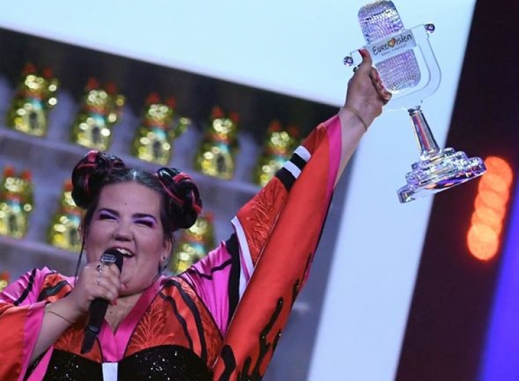 Na habiti me fitoren e saj në Eurovision! Kush është Netta, ''vajza-pulë'' që fitoi vendin e parë