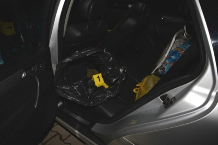 Vlorë, kapen me drogë në automjetin luksoz, Policia arreston shtetasit Bezhan Dervishaj, 25 vjeç, Laim Lelaj, 26 vjeç dhe Blerim Dervishaj, 24 vjeç