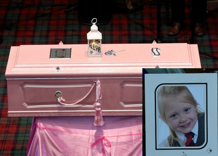 Përcillet me një ceremoni mortore me ngjyrë rozë, vogëlushja që u gjet e përdhunuar [FOTO]