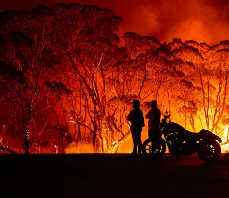 Flakët pushtojnë kryeqytetin, vazhdojnë zjarret në Australi
