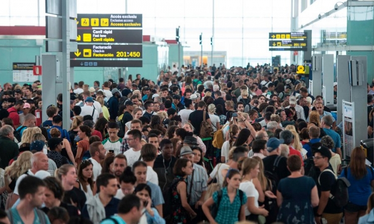 Kaos në aeroportin e Barcelonës, turistët në ankth