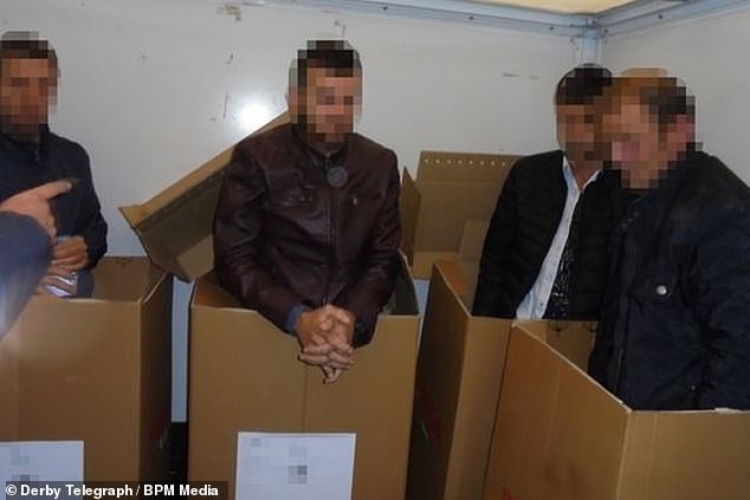 Nuk ndalen përpjekjet, shqiptarët fshihen në kuti kartoni për të shkuar në Britani [FOTO]