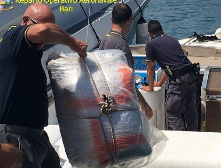 Itali. Sekuestrohen 1 ton drogë, arrestohen dy skafistët nga Vlora [VIDEO]