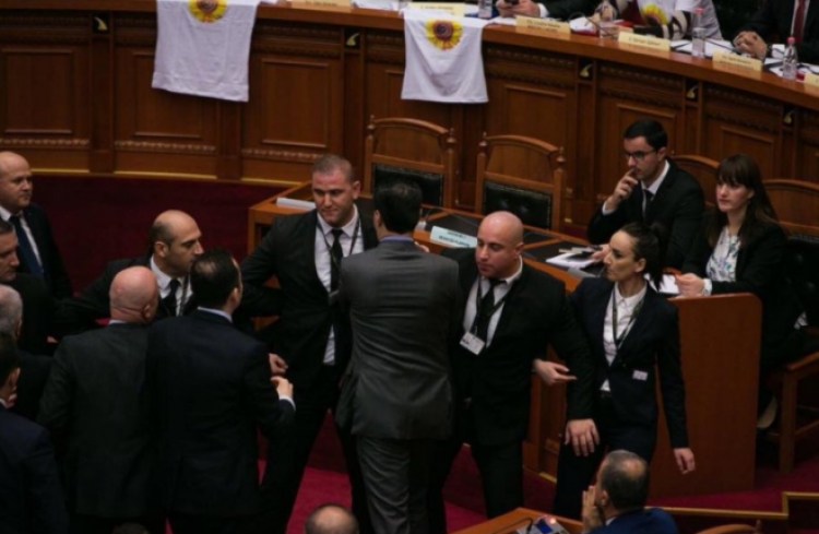 Deklarata e BE, edhe ambasadorja Romana Vlahutin si Donald Lu: “Dënojmë dhunën në Kuvend”