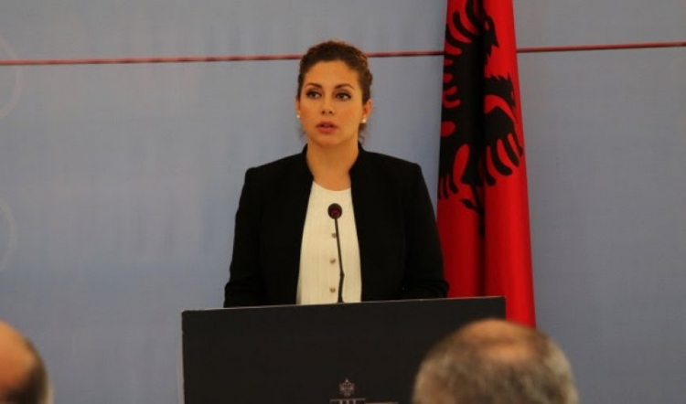 Ministrja Xhaçka apel qytetarëve: “Situata do të përkeqësohet, largohuni nga banesat”