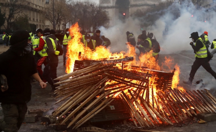 Protestat e dhunshme në Francë, Macron përpara gjendjes së jashtëzakonshme
