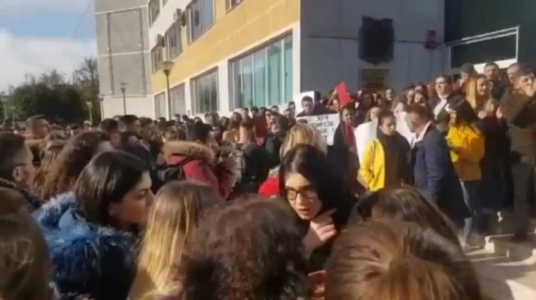 Studentët e Elbasanit përshkallëzojnë protestën, bllokojnë rrugën