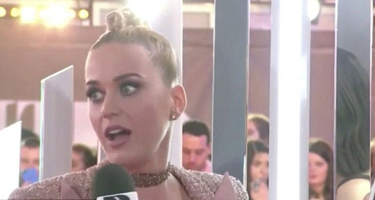 “Unë ju pushoj nga puna”! Katy Perry kërcënon intervistuesit pasi pranon se merr ilaçe për nervat! [VIDEO]