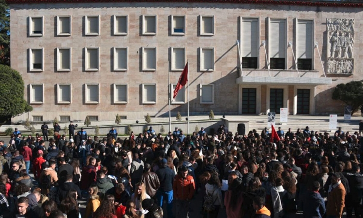 Përplasje fizike mes protestuesve dhe policisë përpara Kryeministrisë