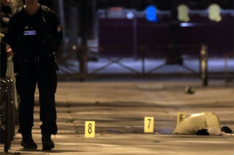 Sulm me thikë në Paris: Shtatë të plagosur, katër në gjendje të rëndë
