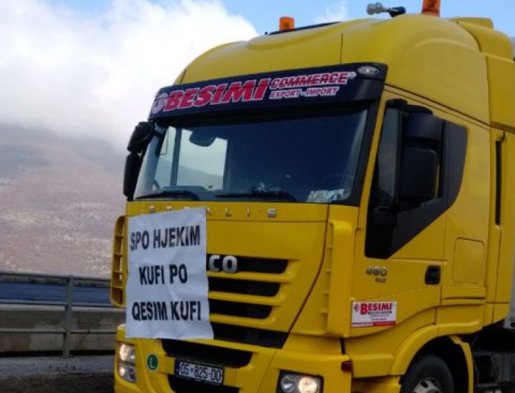 Taksa në Rrugën e Kombit, protestojnë tregtarët nga Kosova, ndalojnë kamionët në doganën e Morinës