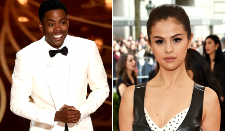 Chris Rock hedh baltë mbi Selena Gomez [FOTO]