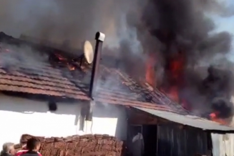 Digjet një banesë në Bulqizë, 6 anëtarët e familjes në qiell të hapur në mes të dimrit