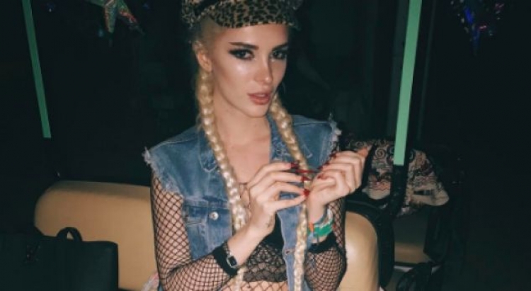 Era Istrefi përvëlon më shumë se Pizza! Tregon sërish të pasmet seksi [FOTO]