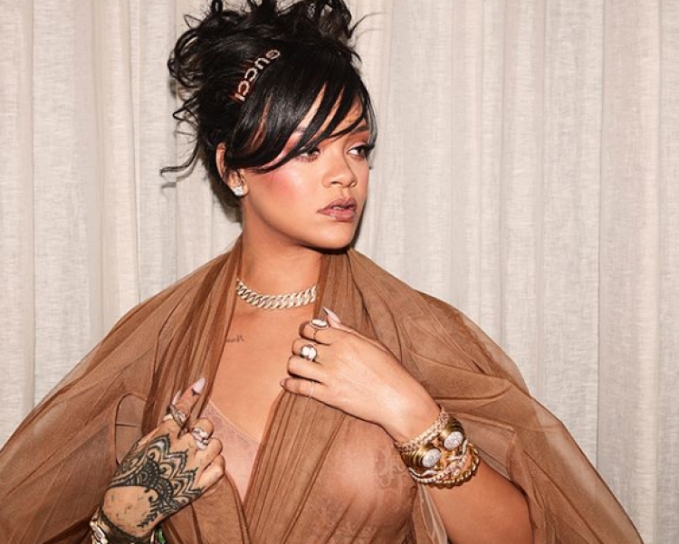 Rihanna nuk heq dorë nga kilogramët e tepërt, shikoni si u duk në ‘Coachella’ [FOTO]