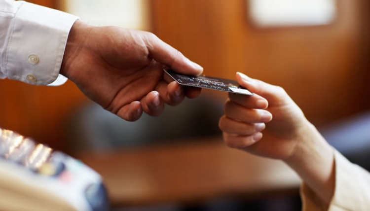 Klientët shqiptarë vonojnë këstet e huave, miliona euro kredi nuk kthehen në afat në banka. Ky është bilanci alarmues