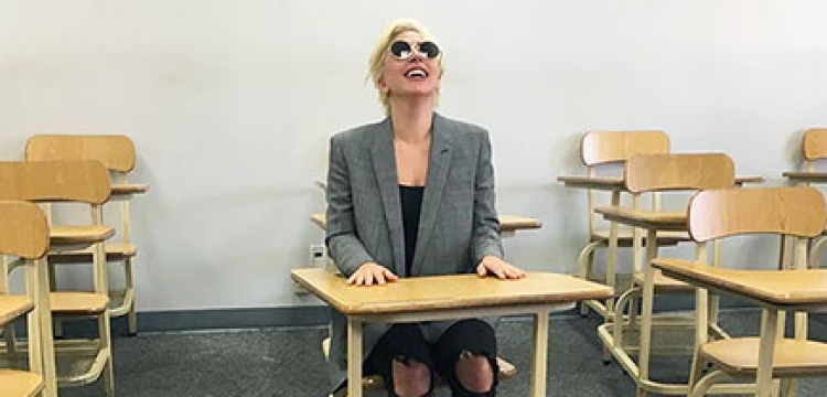 Lady Gaga  më në fund  një shofere e liçencuar  [FOTO]