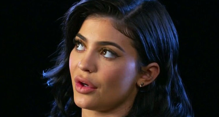 Kylie Jenner rrëfehet, “trauma” në një nga puthjet e para e bën që të zmadhojë buzët!