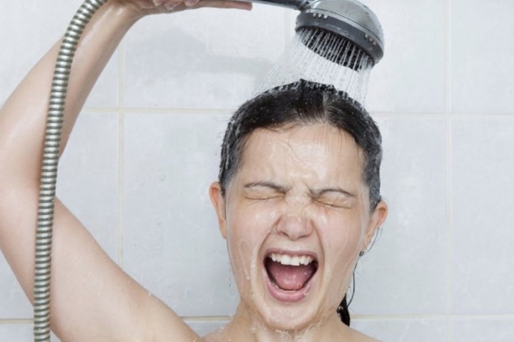 Arsyet pse duhet të bëni dush të ftohtë