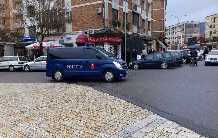 Shkodër, turistja gjermane kërcënohet me armë nga 5 persona