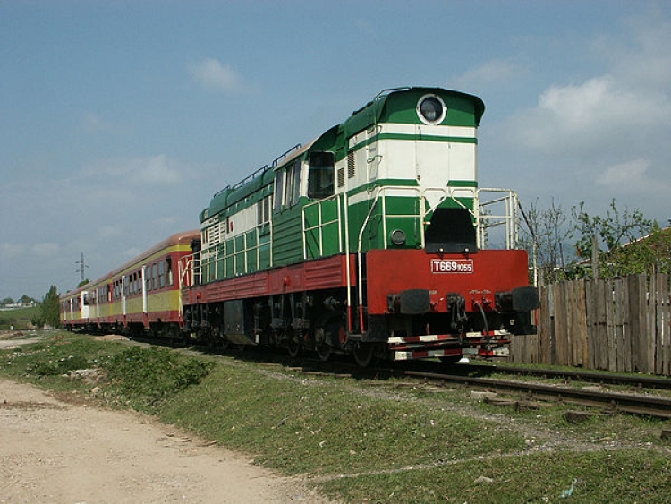 Durrës, treni përplas kalimtarin